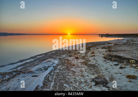 Schönen Sonnenaufgang auf dem Salzsee Chott el Djerid, Sahara, T Stockfoto