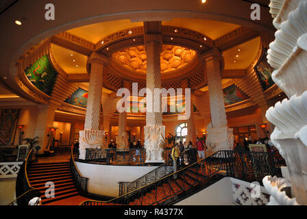 Die grandiose Lobby des Atlantis Resort, Paradise Island, Bahamas. Stockfoto