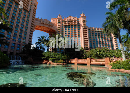 Die Bridge Suite ist zentral für die Royal Towers im Atlantis Resort, Paradise Island, Bahamas. Stockfoto