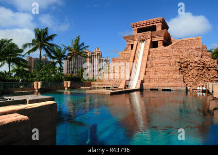 Die Wasserrutsche im Mayan Temple ist eine von vielen Wasserspielen auf dem Gelände der Atlantis Resort, Paradise Island, Bahamas. Das Riff und die C Stockfoto