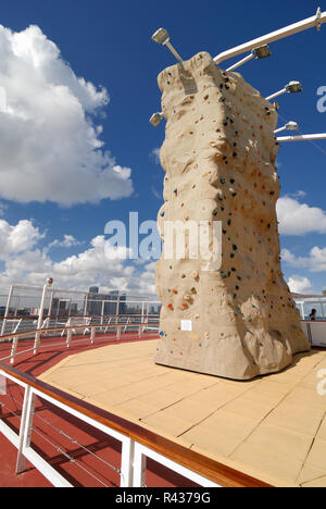 Die Kletterwand auf der oberen Ebene sport Deck der Majestät der Meere Kreuzfahrtschiff. Die Skyline von Miami, Florida, können Sie im backgroun gesehen werden. Stockfoto