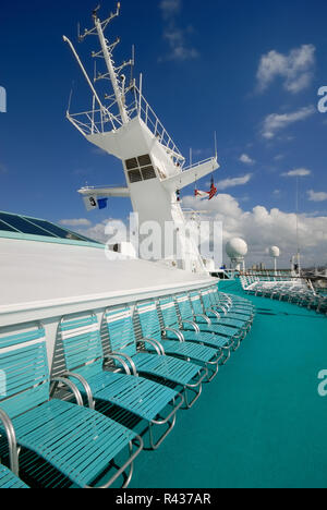 Das Crow's Nest und Sat-Anlagen auf dem oberen Deck der Royal Caribbean Internationale Majestät der Meere Kreuzfahrtschiff. Stockfoto