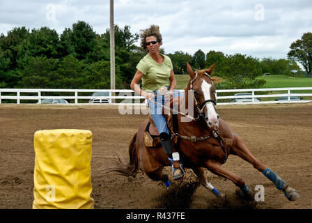 Eine Frau führt Sie Quarter Horse Um den Zylinder auf der NH-HA (Nordallegheny Reiter's Association) Penn-Ohio sanktionierten Wettbewerb auf Septemb Stockfoto