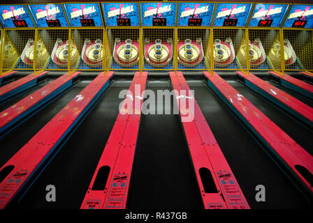 Skee Ball Spiele in der Spielhalle in Kennywood Park, Pittsburgh, Pennsylvania. Stockfoto