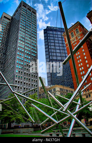 Mellon Square ist ein Nationales Register der historischen Orte städtischen Park in der Innenstadt von Pittsburgh, Pennsylvania. Im Vordergrund steht eine moderne Aluminium artwo Stockfoto