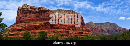 Courthouse Butte ist eine von vielen Red Rock standstone Formationen in Sedona, Arizona. Diese Ansicht wird von der Bell Rock Weg genommen. Viele glauben, dass Stockfoto
