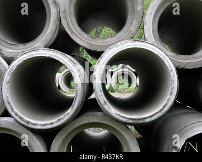 Stapel von konkreten Schläuche und Rohre auf der Baustelle. Stockfoto