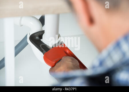 Klempner zur Festsetzung Waschbecken Rohr in der Küche Stockfoto