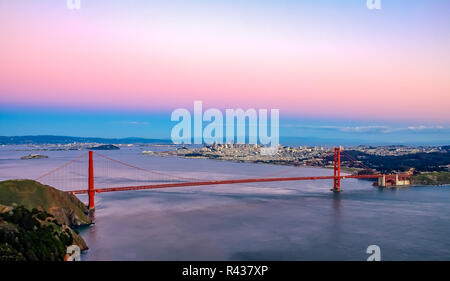 Berühmte Golden Gate Bridge Blick von Marin Headlands bei Sonnenuntergang, San Francisco