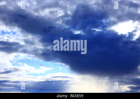 Wolke mit ungewöhnlichen Form und sonnigen Balken Stockfoto