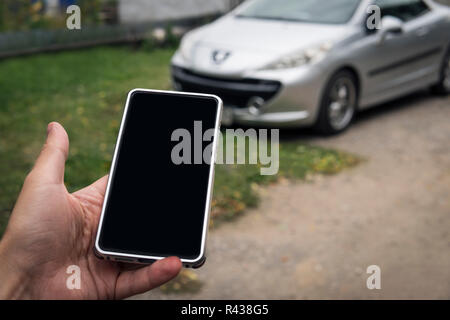 Online Mitfahrzentrale und Mitfahrgelegenheit mobile Anwendung. Rideshare taxi App auf dem Smartphone angezeigt. Die modernen Menschen und commuter Transport Service. Man Ho Stockfoto