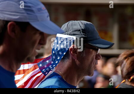 New York, NY, USA. Nov. 2008. Eine amerikanische Flagge Vorhänge dieser mittleren Alter Hals mans aus der rauen Sonne während der New York City Marathon. Stockfoto