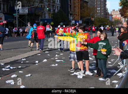 New York City, NY, USA. Nov. 2008. Junge Mädchen austeilen von Orangen zu Läufer während der New York City Marathon. Stockfoto