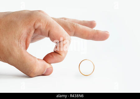 Nahaufnahme der Hand person wegdrücken Hochzeit Golden Ring isoliert auf Weiss. Man macht finger Kick von einem Ring. Männliche unwilligness verheiratet zu bleiben. Disi Stockfoto