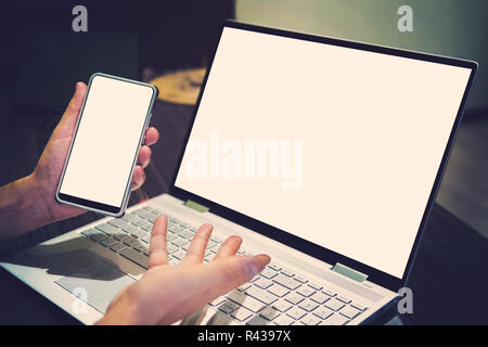 Mann hält leer Telefon und bringt Frustration wegen der schwachen Internet Empfang oder Verlust des Signals am Laptop Hintergrund. Schlechte Wi-fi Verbindung bricht Arbeit der Office Manager. Problem mit Wireless Fidelity. Stockfoto