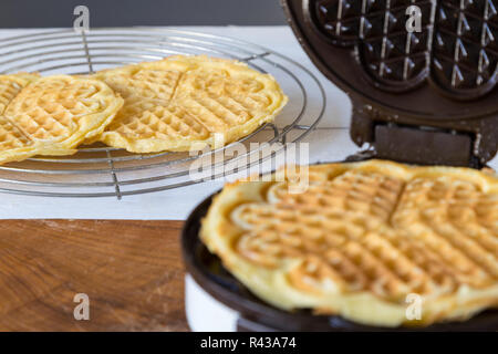 Waffeleisen in Betrieb Stockfoto