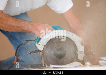 Tischler mit einer Kreissäge Stockfoto