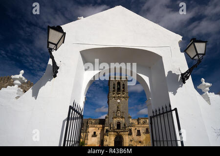 Torbogen in Arcos de la Frontera Stockfoto