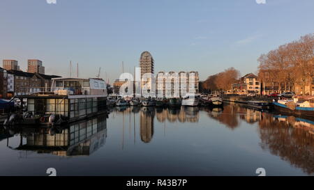 Am frühen Morgen in South Dock Marina in London mit geparkten Boote und schöne Reflexionen auf dem Wasser. Sauber und sonnigen Himmel, Ende November. Stockfoto