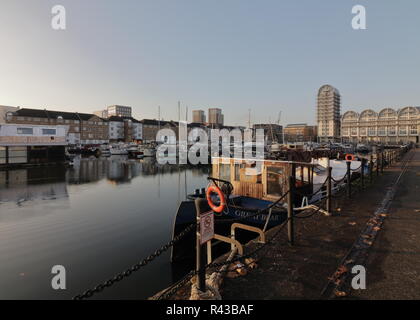 Am frühen Morgen in South Dock Marina in London mit geparkten Boote und schöne Reflexionen auf dem Wasser. Sauber und sonnigen Himmel, Ende November. Stockfoto