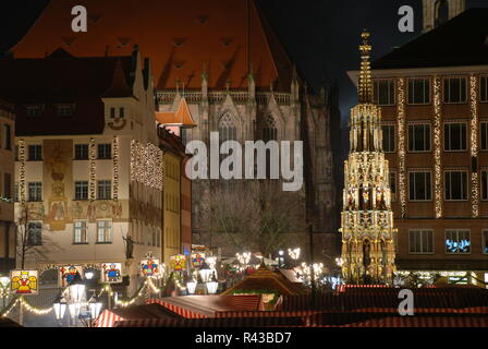 Christkindlesmarkt Nürnberg Nürnberg hauptmart Schönen Brunnen Weihnachten sebalduskirche Rathaus Weihnachtsmarkt Nacht ihk spruch nÃ¼rnberger tand geht durch alle Land kaufmannszug Beleuchtung Stockfoto