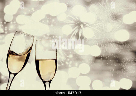 Champagner Gläser gegen Holiday Lights Stockfoto