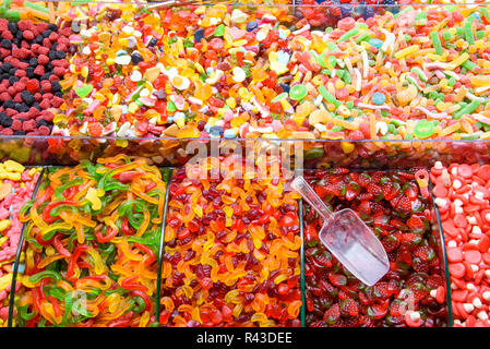 Bunte Bonbons auf dem Markt in Istanbul Stockfoto