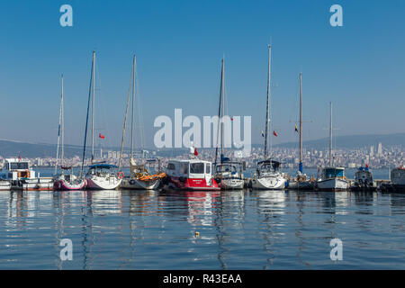 Istanbul, Türkei, 22. Oktober 2013: Reihe der Yachten im Hafen auf Büyükada, einer der Prinzeninseln. Stockfoto