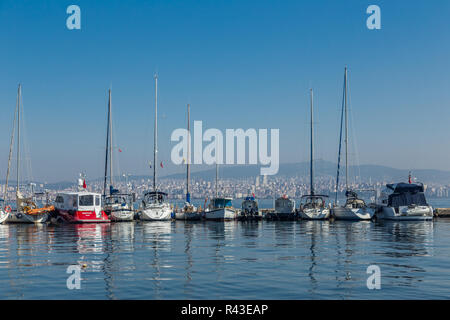 Istanbul, Türkei, 22. Oktober 2013: Reihe der Yachten im Hafen auf Büyükada, einer der Prinzeninseln. Stockfoto