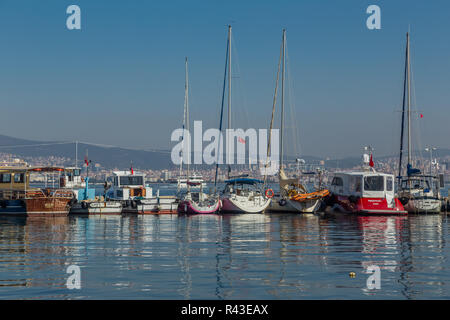 Istanbul, Türkei, 22. Oktober 2013: Reihe der Yachten im Hafen auf Büyükada, einer der Prinzeninseln. Stockfoto