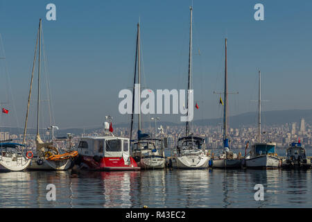 Istanbul, Türkei, 22. Oktober 2013: Reihe der Yachten im Hafen auf Büyükada, einer der Prinzeninseln. Stockfoto