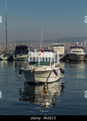 Istanbul, Türkei, 22. Oktober 2013: Motorboot mit Reflexionen im Hafen auf Büyükada, einer der Prinzeninseln. Stockfoto