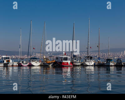 Istanbul, Türkei, 22. Oktober 2013: Reihe der Yachten im Hafen auf Büyükada, einer der Prinzeninseln. Stockfoto