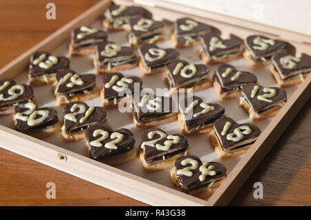 Schachtel mit 24 süßen Herzen wie Weihnachten Strümpfe für vorfreunde für die letzten Tage im Dezember vor Weihnachten. Stockfoto