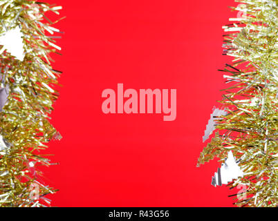 Golden fram mit auf rotem Hintergrund verschwommen. Silber Weihnachtsbaum und Gold Ribbon. Stockfoto