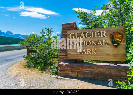 Glacier National Park, Montana, USA. 7-22-17: Glacier National Park Schild im Eingangsbereich. Stockfoto