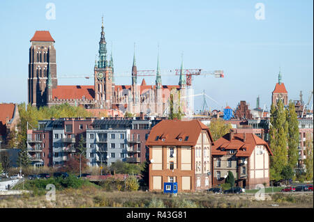 Gotische Bazylika Mariacka (St. Mary's Church) und Ratusz Glownego Miasta (Rathaus) in der Stadt im historischen Zentrum von Danzig, Polen. 31. Oktober Stockfoto