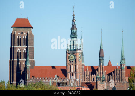 Gotische Bazylika Mariacka (St. Mary's Church) und Ratusz Glownego Miasta (Rathaus) in der Stadt im historischen Zentrum von Danzig, Polen. 31. Oktober Stockfoto