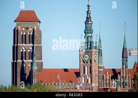 Gotische Bazylika Mariacka (St. Mary's Church) und Ratusz Glownego Miasta (Rathaus) in der Stadt im historischen Zentrum von Danzig, Polen. 31. Oktober Stockfoto