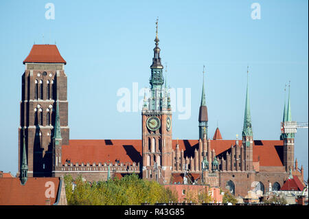 Gotische Bazylika Mariacka (St. Mary's Church) und Ratusz Glownego Miasta (Rathaus) in der Stadt im historischen Zentrum von Danzig, Polen. 31. Oktober Stockfoto