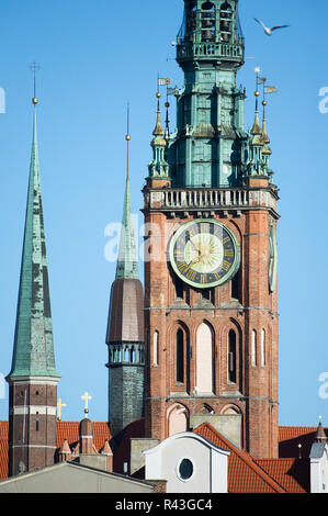 Gotische Bazylika Mariacka (St. Mary's Church) und Ratusz Glownego Miasta (Rathaus) in der Stadt im historischen Zentrum von Danzig, Polen. 31. Oktober Stockfoto