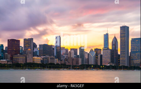 Chicago, Illinois, USA. 8-11-17: Chicago Skyline bei Sonnenuntergang mit bewölktem Himmel und der Reflexion im Wasser. Stockfoto