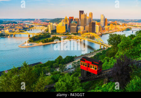 Pittsburgh, Pennsylvania, USA. 2017-08-20, schöne Pittsburgh bei Sonnenuntergang. Stockfoto