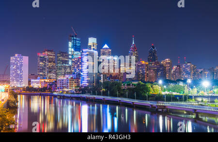 Philadelphia, Pennsylvania, PA, USA. 8-23-17: Philadelphia Skyline bei Nacht mit Reflexion in den Fluss. Stockfoto