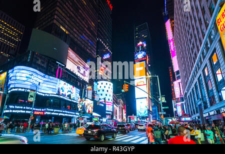 New York, USA, 09-03-17: Berühmte, Time squre Nachts mit Massen und Verkehr. Stockfoto