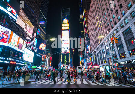 New York, USA, 09-03-17: Berühmte, Time squre Nachts mit Massen und Verkehr. Stockfoto