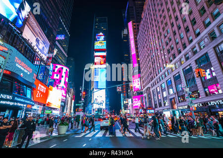 New York, USA, 09-03-17: Berühmte, Time squre Nachts mit Massen und Verkehr. Stockfoto