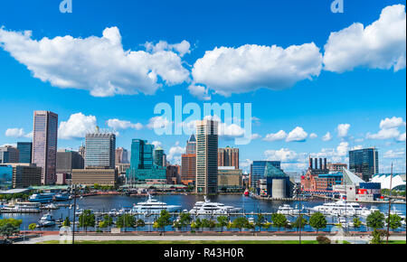 Baltimore, Maryland, USA. 09-07-17: Baltimore Skyline an einem sonnigen Tag. Stockfoto