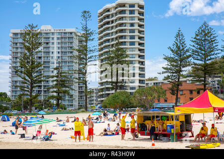 Surf Rescue Team und Hochhaus Apartmenttürme auf Burleigh Heads Beach, Gold Coast, Queensland, Australien Stockfoto