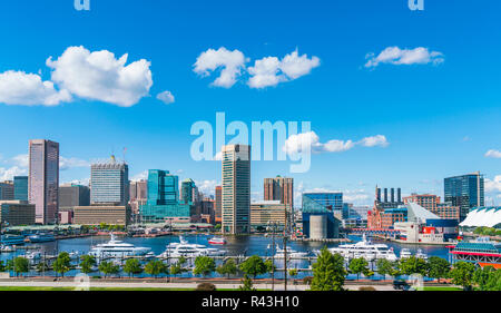 Baltimore, Maryland, USA. 09-07-17: Baltimore Skyline an einem sonnigen Tag. Stockfoto